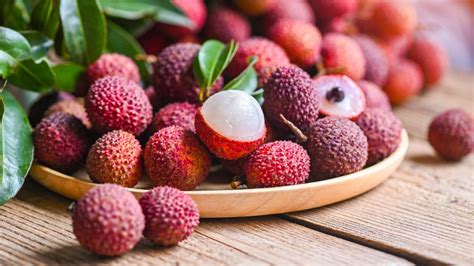 what are lychee berries similar to